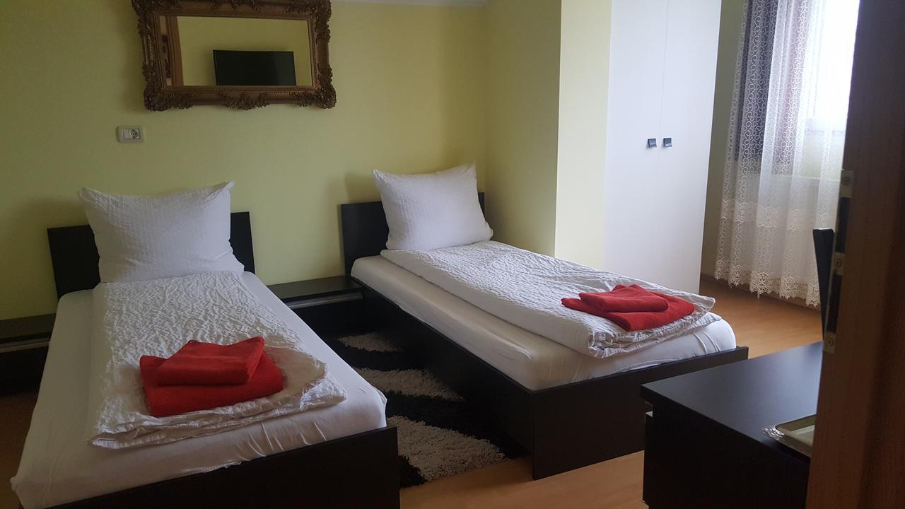 Family Pension Arad Extérieur photo
